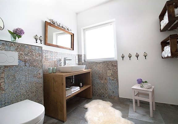 Badezimmer mit Dusche und WC