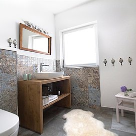 Badezimmer mit Dusche und WC