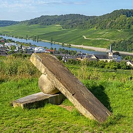 Skulptur Knie im Gelenk