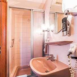 Standard Doppelzimmer Badezimmer (2)