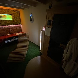 Wellnessraum mit Jade-Massageliege