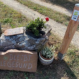 Nähe Tennisplatz "Bleibt alle gesund"
