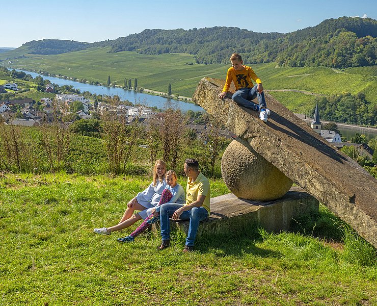 Skulptur Knie im Gelenk Nittel