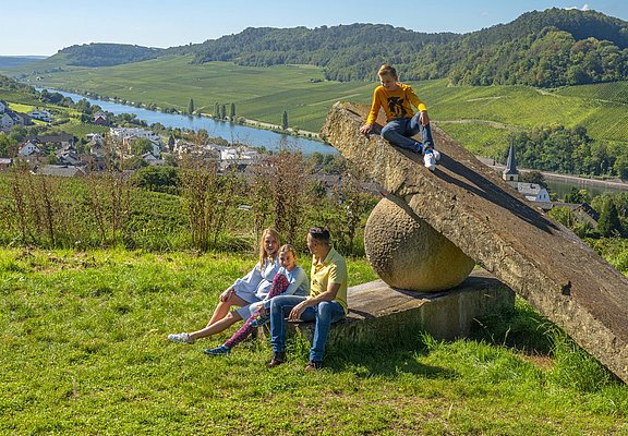 Skulptur Knie im Gelenk Nittel