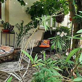 kleine Terrasse mit Liege
