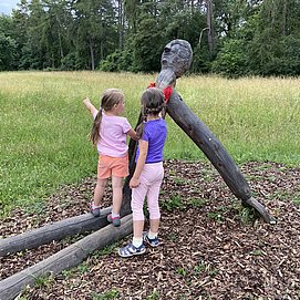 Skulptur an der Löschemer Kapelle