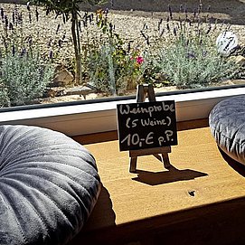Wohnzimmer mit extra breiter Fensterbank