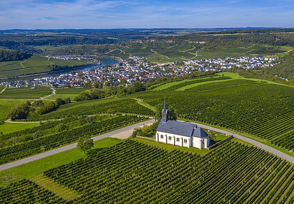 Rochuskapelle und Blick auf Nittel