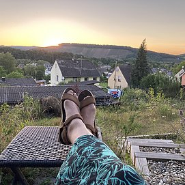 Sonnenterrasse auf halber Höhe des Gartens