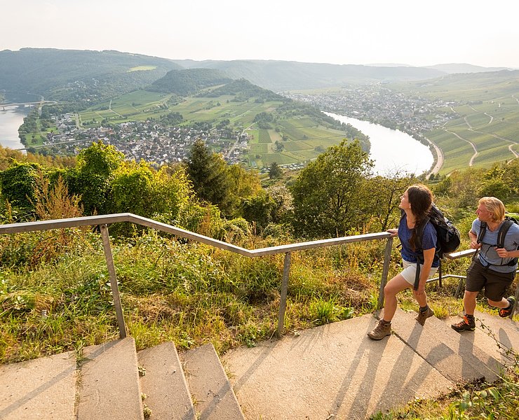 Blick auf die Moselschleife bei Kröv