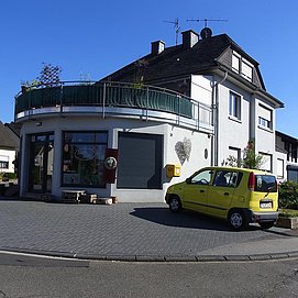 Zimmer überm Blumenladen (02)