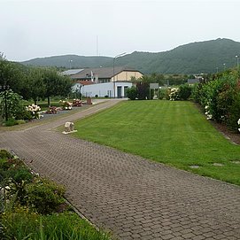 Zufahrt mit Stellplatz