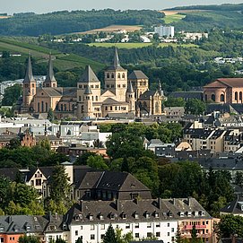 Blick vom Felsenweg auf die Trierer Altstadt mit Dom und Basilika