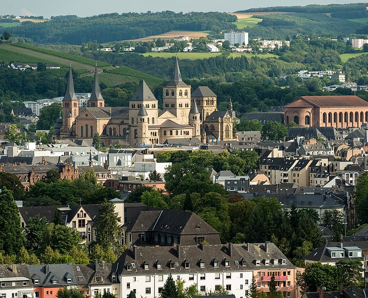 Blick vom Felsenweg auf die Trierer Altstadt mit Dom und Basilika