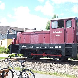Lok neben dem Radweg