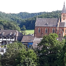 Kirche und Hotel St. Erasmus Trassem