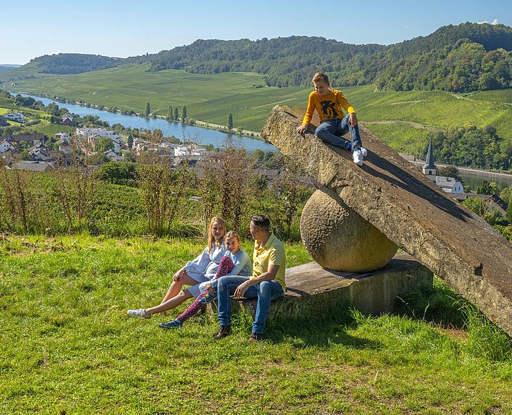 Skulptur Knie im Gelenk Nittel