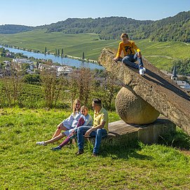 Skulptur Knie im Gelenk Nittel