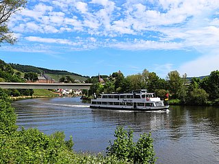 Saartal mit Schiff