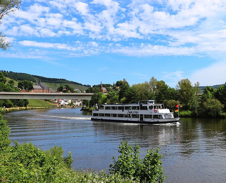 Saartal mit Schiff