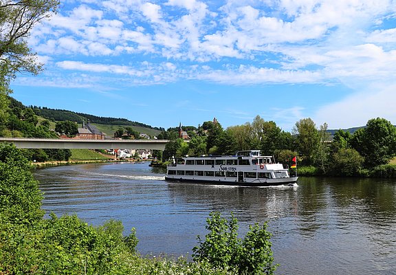 Saartal mit Schiff