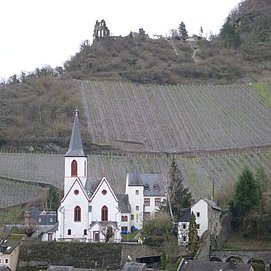 Die Ruine der Grevenburg thront über der Evangelischen Kirche Traben