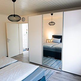 Schlafzimmer 1
