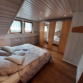 großer Kleiderschrank im Schlafzimmer