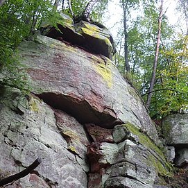 Typischer roter Sandsteinfels auf dem Trierer Felsenweg