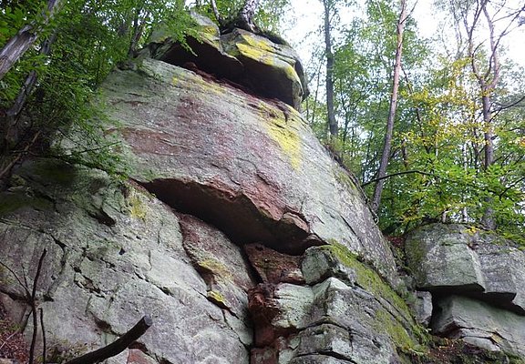 Typischer roter Sandsteinfels auf dem Trierer Felsenweg