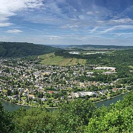Blick vom Starkenburger Pavillon "Auf'm Rech" über die Moselschleife Traben-Trarbach