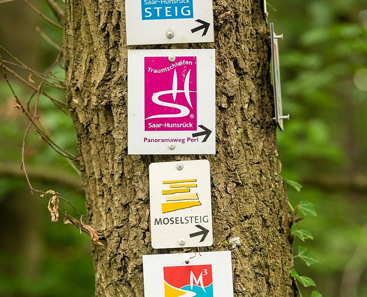Wegeschilderschilder Moselsteig, Panoramaweg Perl, Moselle Trail und Saar-Hunsrück Steig