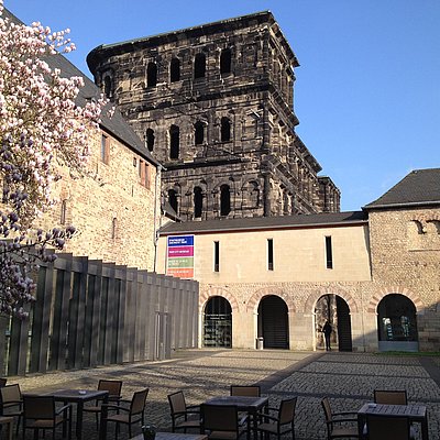 Foto: Brunnenhof in Trier mit Blick auf die Porta Nigra