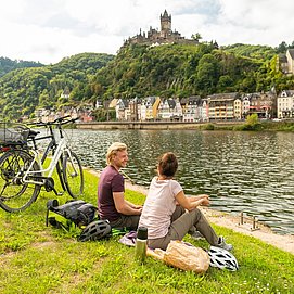 Rast am Moselufer neben dem Mosel-Radweg bei Cochem
