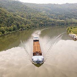 Schiff auf der Mosel zwischen Mehring und Detzem