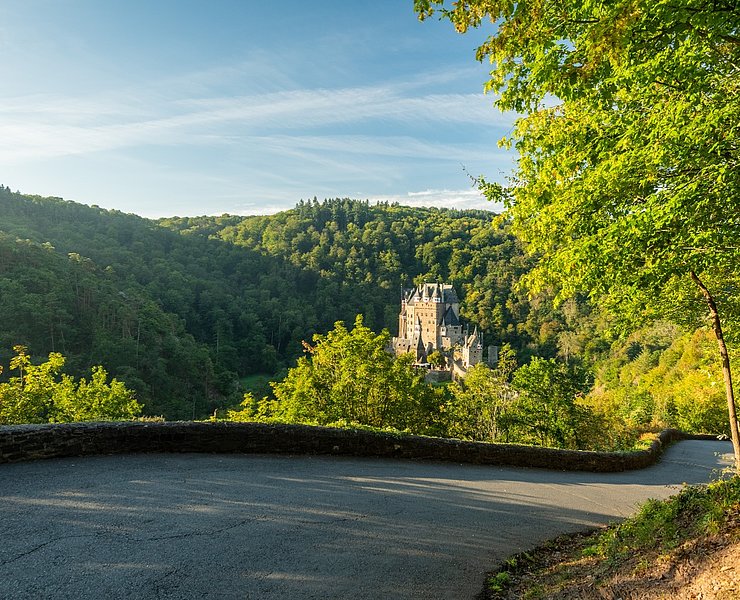 Ausblick vom Moselsteig auf die Burg Eltz