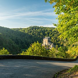 Ausblick vom Moselsteig auf die Burg Eltz