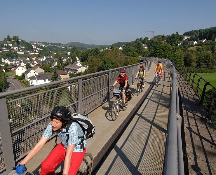 Maare-Mosel-Radweg: Viadukt in Daun