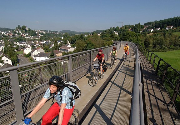 Maare-Mosel-Radweg: Viadukt in Daun
