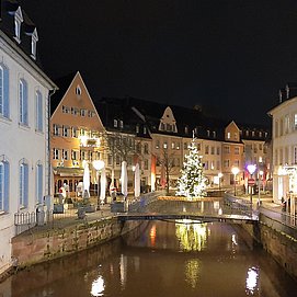 im Sommer Eis, im Winter Glühwein am Wasserfall