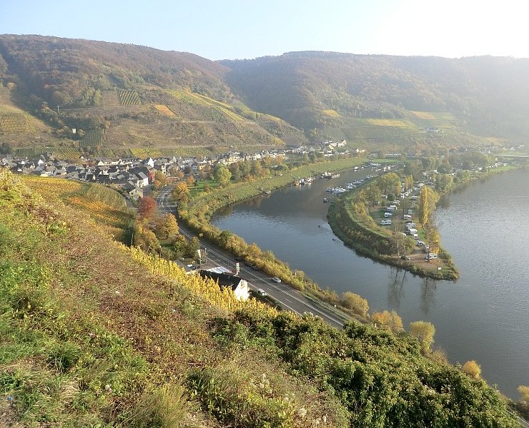 Aussicht auf Senheim mit Hafen