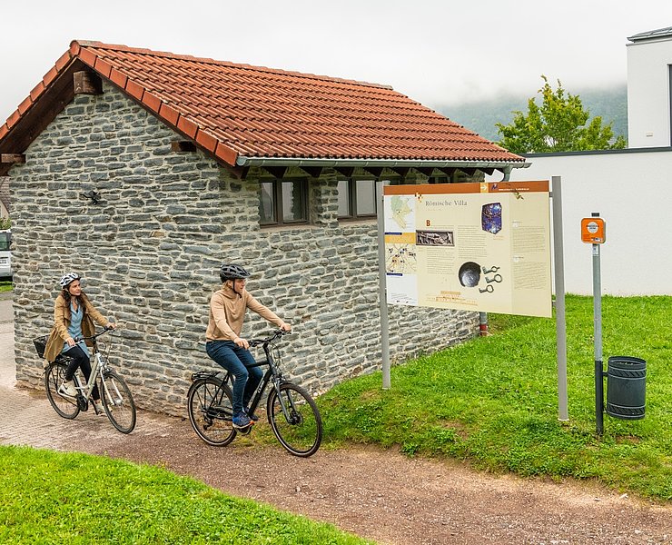 Mosel-Radweg bei der römischen Villa Mehring