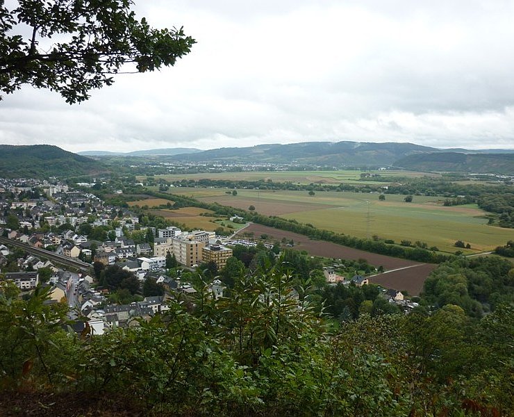 Blick von der Ehranger Kanzel in die Trierer Talweitung mit Ehrang (im Vordergrund) und Schweich (im Hintergrund)