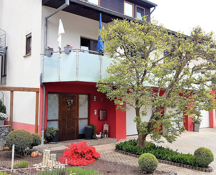 Hausansicht im Frühling