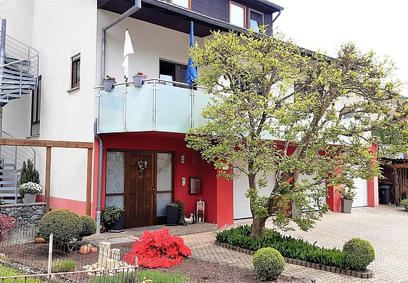 Hausansicht im Frühling