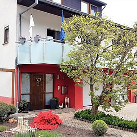 Hausansicht im Frühling