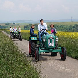 Mit dem Oldtimer-Traktor unterwegs