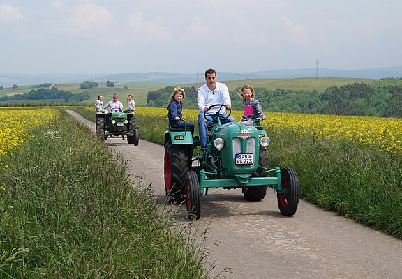 Mit dem Oldtimer-Traktor unterwegs