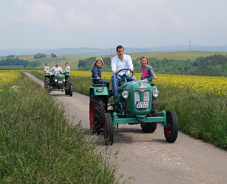 Mit dem Oldtimer-Traktor unterwegs