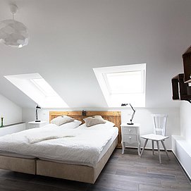 Schlafzimmer mit Boxspringbett